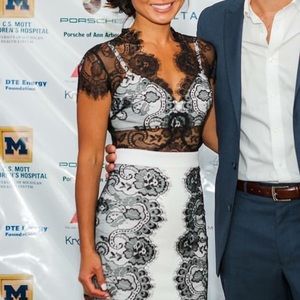 BEBE Beautiful Lace Body con dress